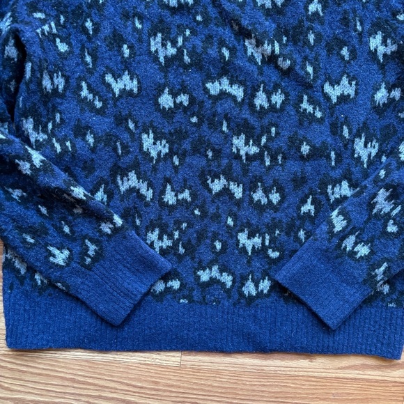 Athleta Hawthorn Textured Crew Sweater Womens Size Small Blue Leopard Print‎ - Picture 11 of 14